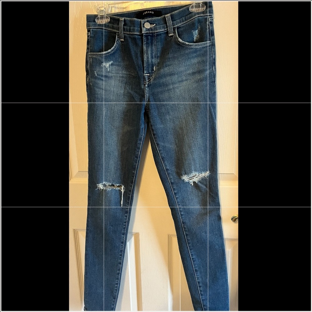 J Brand Maria Women’s jeans size 26 Skinny
Distressed knee
Medium wash
GUC